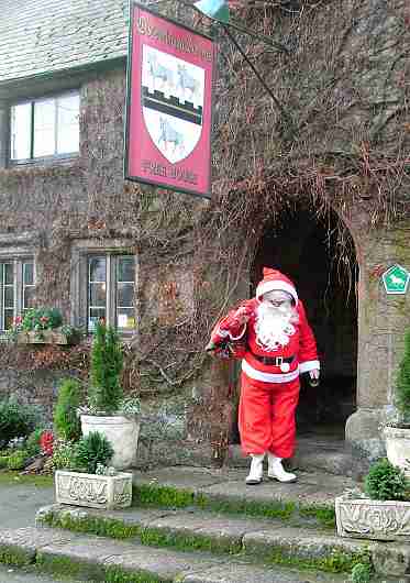 Santa leaves the Oxenham Arms full of Xmas spirit!